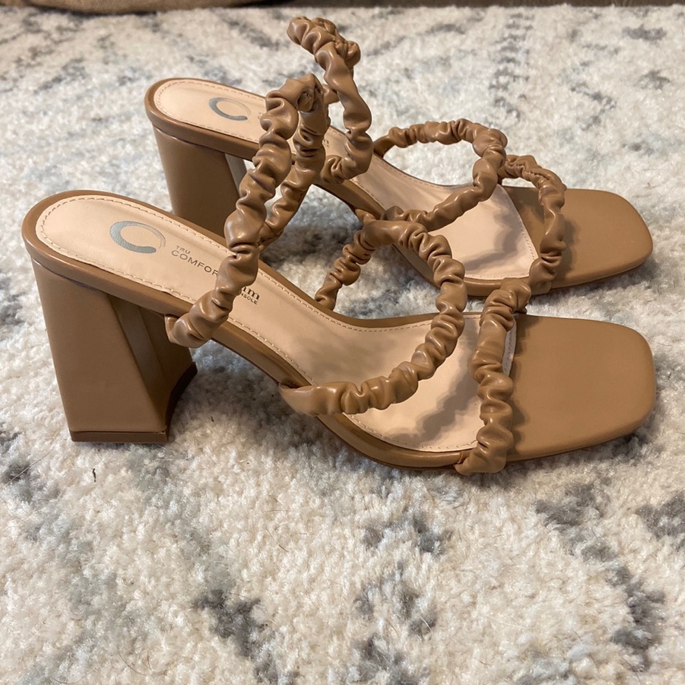 BRAND NEW! Nude / tan block heels